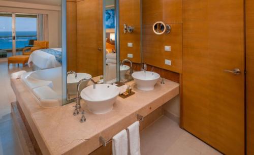 bp galeria accomodations gallgrid 1620x990 SUPERIOR HONEYMOON SUITE ef374fa9d5