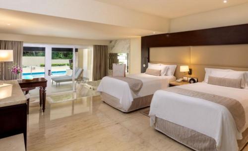 Swim-up Suite