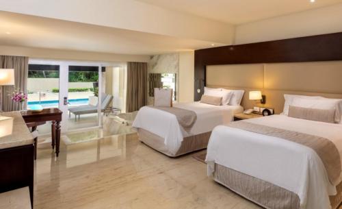 thg Room Swimup Suite